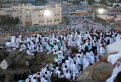 حجاج بيت الله الحرام ينفرون إلى مزدلفة بعد وقوفهم على صعيد عرفات