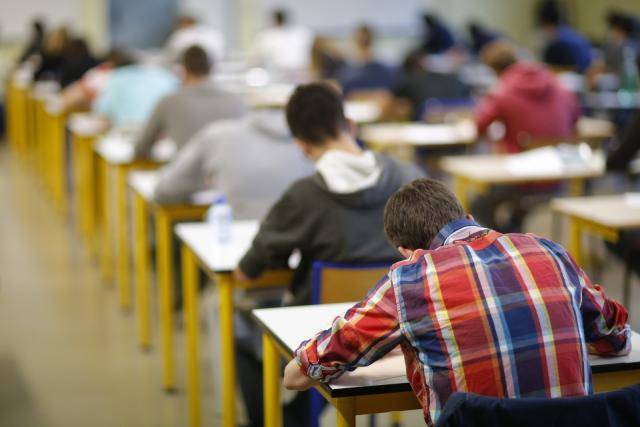 حجب مؤقت لنحو 9 تطبيقات تراسل في أماكن انعقاد امتحانات الثانوية العامة