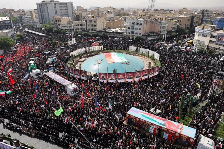 في مشهد مهيب.. إيران تشيع 60 من كبار قادتها العسكريين وعلمائها النوويين.. صور