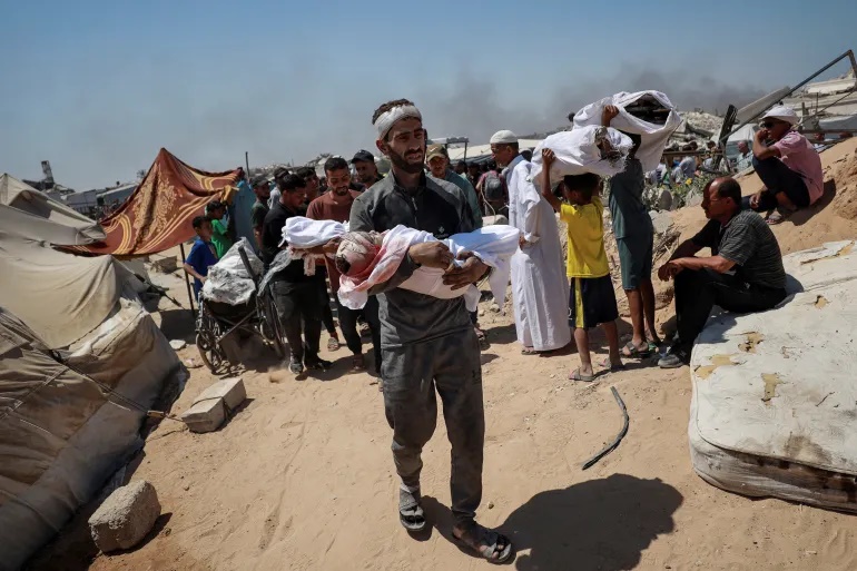 شهداء بقصف إسرائيلي واسع على غزة يتركز على مناطق إيواء النازحين