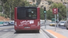 كادت تنتهي بكارثة.. مركبة تتجاوز الإشارة الحمراء وتصطدم بالباص السريع ووقوع اصابات