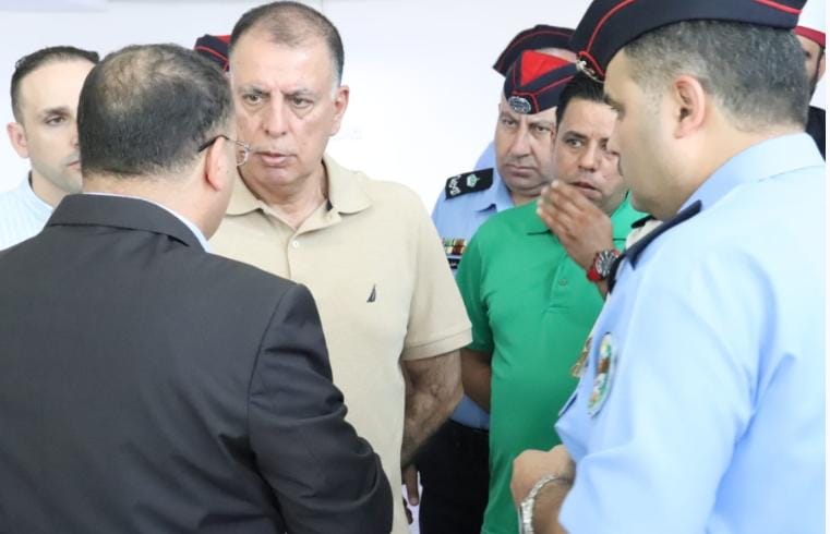 وزير الداخلية يزور مركز حدود المدورة ويطلع على واقع الخدمات المقدمة للمسافرين (صور)