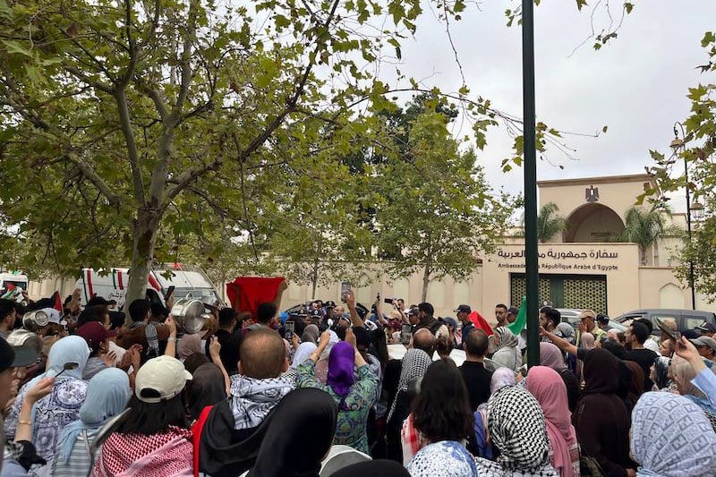 مصر تعلق على التظاهرات أمام سفاراتها.. وترد على 10 “ادعاءات” حول معبر رفح ومساعدات غزة