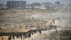 هندسة الفوضى والتجويع.. استشهاد 20 فلسطينيا في غزة جراء انقلاب شاحنة مساعدات