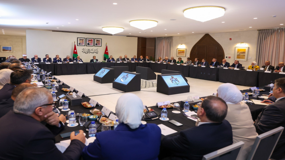 حسان يجتمع بالأمناء العامين للوزارات ويحثهم على تحمل مسؤولياتهم