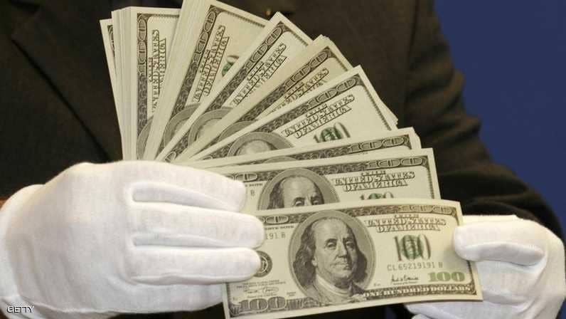 مواطن يتعرض للاحتيال بـ 8 آلاف دولار مزورة.. والأمن يحقق