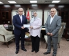 وزير الصحة يكرم موظفة الخدمات في مستشفيات البشير تقديراً لأمانتها