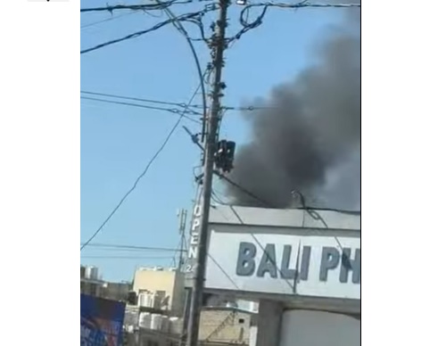 حدث في مخيم الزرقاء.. حريق ودخان يتصاعد وسيارات الاطفاء تقف بأدب على الاشارة الحمراء الشريرة!! فيديو