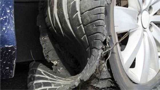 وفاة مرافق سائق شاحنة اثر انفجار إطار مركبته على الطريق الصحراوي