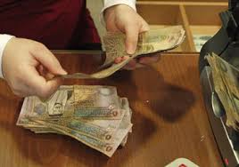تحويل أجور العاملين في امتحان التوجيهي إلى البنوك