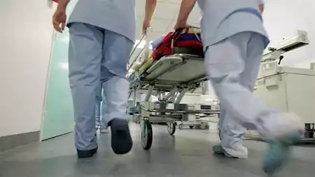 12 إصابة بحالات اختناق جراء تسرب غاز الأمونيا في مشغل تمور بالأغوار