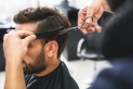 مقتل ثلاثيني متأثرا بإصابته إثر تعرضه للضرب داخل صالون حلاقة.. والقبض على الجاني