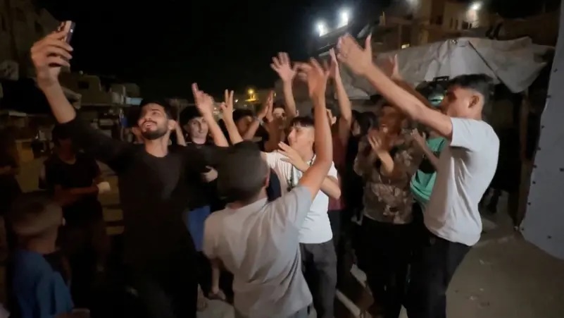 توقيع اتفاق وقف النار ظهر اليوم.. ولحظات فرح في غزة وعناق وقبلات بتل أبيب (صور)