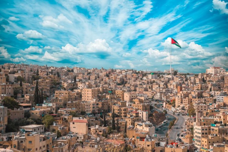 طقس لطيف الحرارة في معظم المناطق الأحد مع غيوم منخفضة