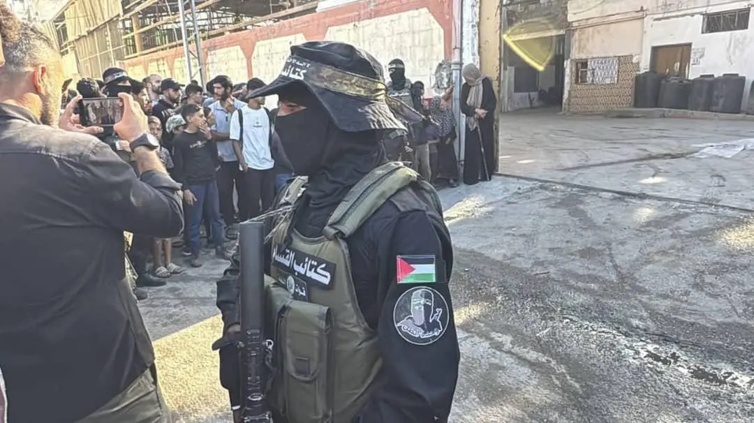 بالصور... حماس تسلم جميع الرهائن الأحياء الـ20
