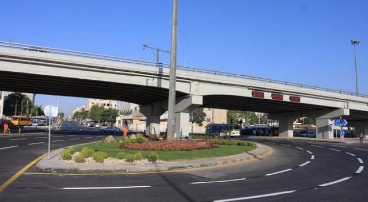 لهذا السبب.. إغلاق أعلى جسر الدوار الثامن أمام حركة السير