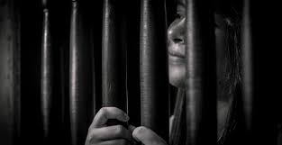 الاردن... السجن 20 عامًا لسيدة قتلت زوجها وأحرقت جثته.. تفاصيل الجريمة!