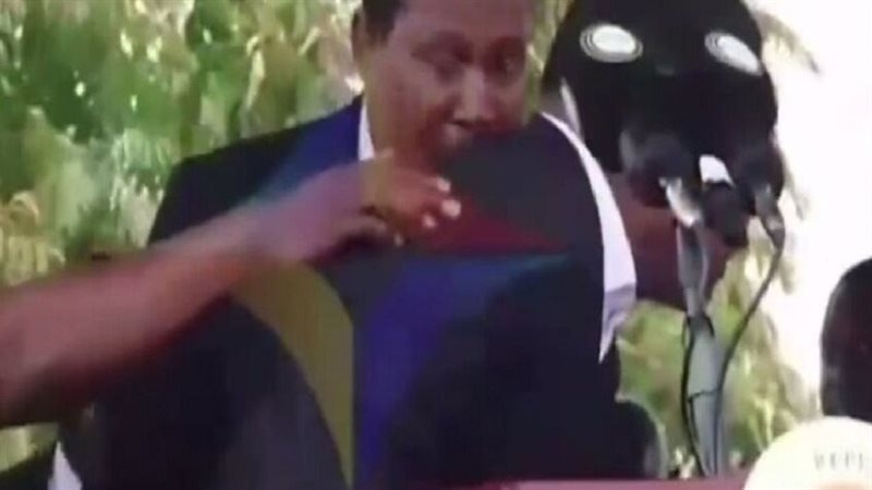 بعد تعرضه للسحر والشعوذة.. رجم رئيس زامبيا بالحجارة وفريق حمايته يتدخل