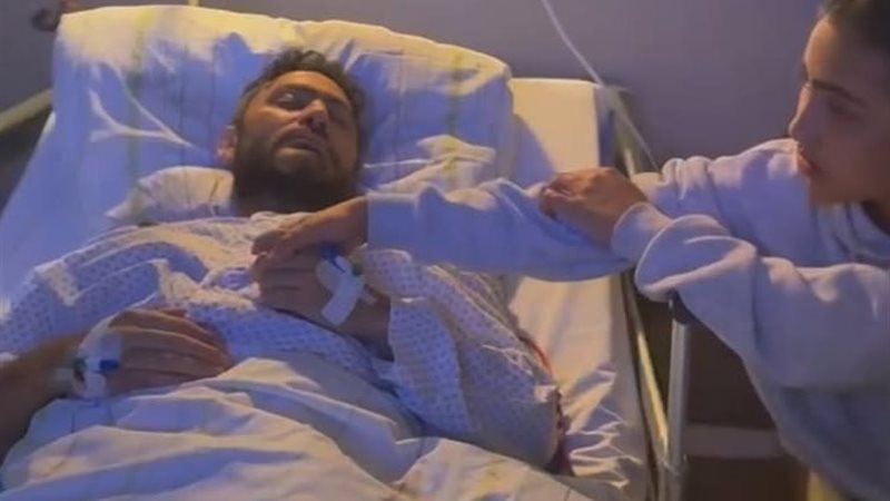 بعد جراحة دقيقة لاستئصال ورم.. تامر حسني يعود إلى القاهرة