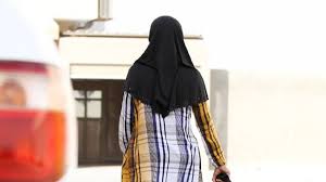 القبض على مجموعة جرمية تمتهن الاتجار بالبشر باستغلال عاملات المنازل الفارات