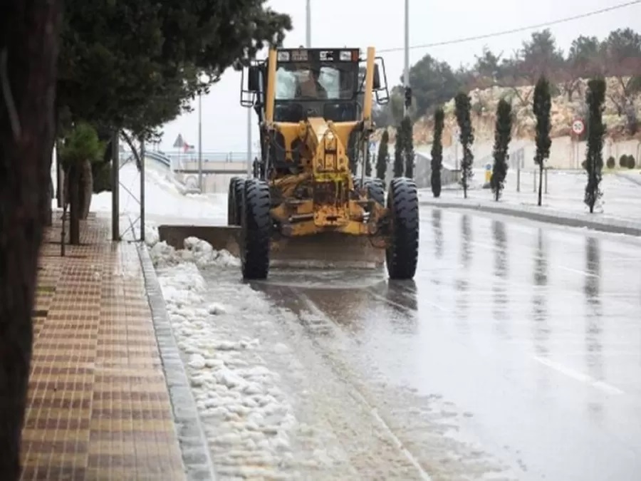 الاشغال تؤكد جاهزيتها: 110 فرق و135 آلية و20 كاسحة ثلوج للتعامل مع الحالة الجوية