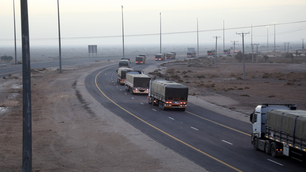 الجيش يسير 13 شاحنة محملة بـ 54.600 طرد غذائي إلى اليمن