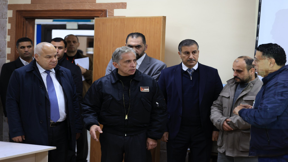 رئيس الوزراء يتفقد عدداً من المواقع في عين الباشا والبقعة وصافوط وأم الدنانير.. (صور)