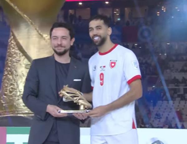 ولي العهد يتوج علي علوان بلقب هداف كأس العرب 2025