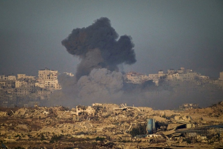 غارات وقصف ونسف متواصل يستهدف مناطق واسعة في قطاع غزة