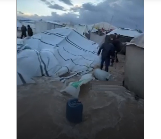 قصف مدفعي وجوي يفاقم المأساة بغزة.. والرياح والأمطار تقتلع خيام النازحين