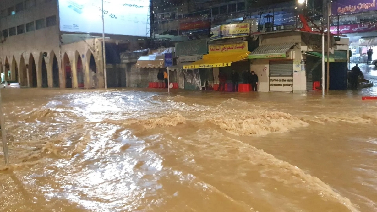 الحكومة تبدأ الأربعاء بصرف المعونات لتعويض المتضررين جراء الأحوال الجوية