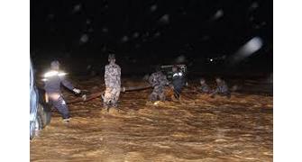 إنقاذ أشخاص حاصرتهم السيول داخل مركبتهم في الزرقاء