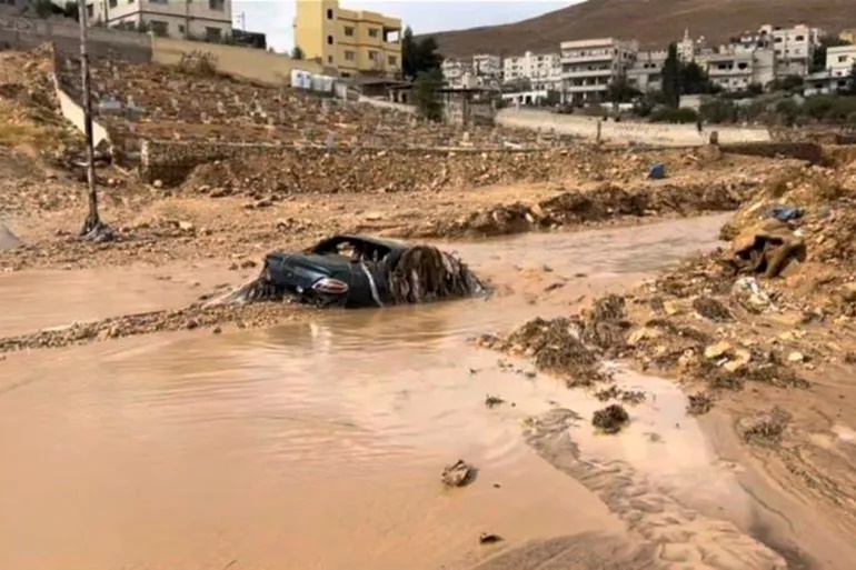 المصري: الهطول المطري يفوق قدرة البنية التحتية وإغلاق بعض الطرق في الزرقاء والرصيفة