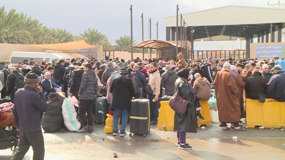 حشود المسافرين يقفون عند البوابة الخارجية لجسر الملك حسين.. وأزمة سببها الجانب الآخر (شاهد)