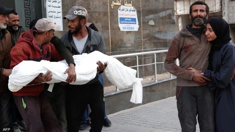 قصف إسرائيلي يقتل عائلة كاملة داخل خيمتها في خانيونس صباح اليوم