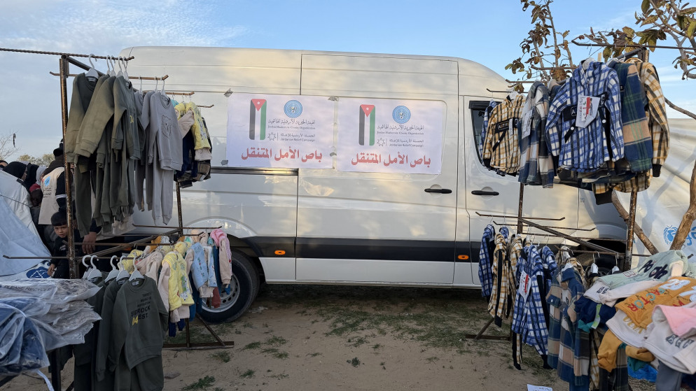 باص الأمل.. الخيرية الهاشمية والحملة الأردنية توزعان كسوة للأطفال في قطاع غزة