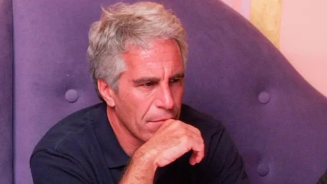 شخص برتقالي.. وثائق جديدة تشكك بانتحار إبستين في زنزانته!؟