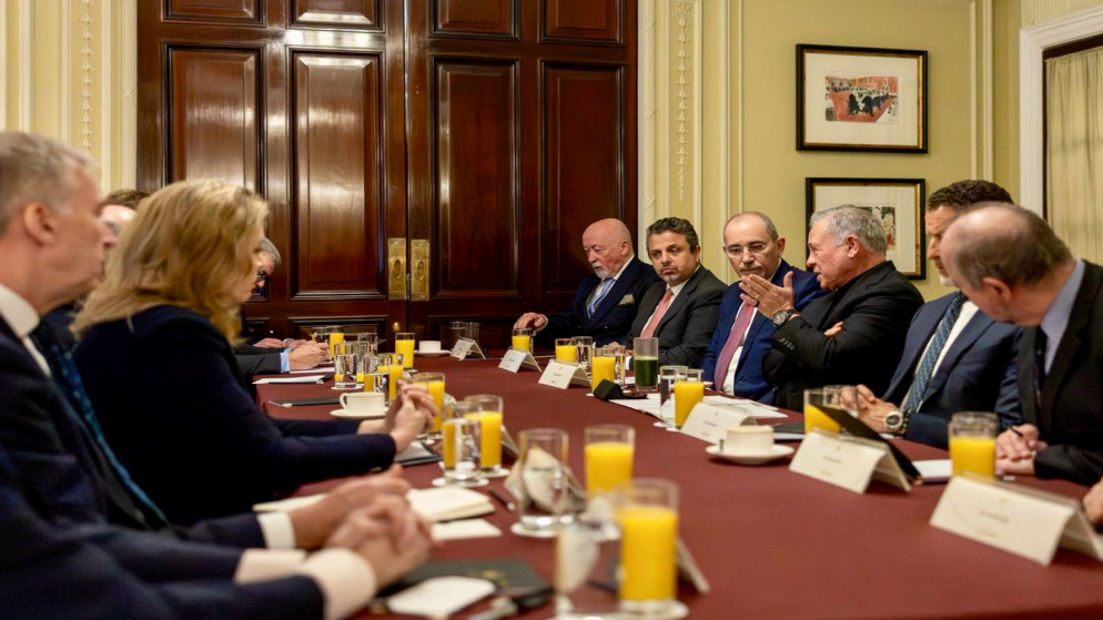 الملك يجتمع بمسؤولين سابقين وبرلمانيين بريطانيين في لندن