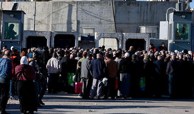إسرائيل تمنع دخول الآلاف من الضفة الغربية للأقصى بأول جمعة من رمضان