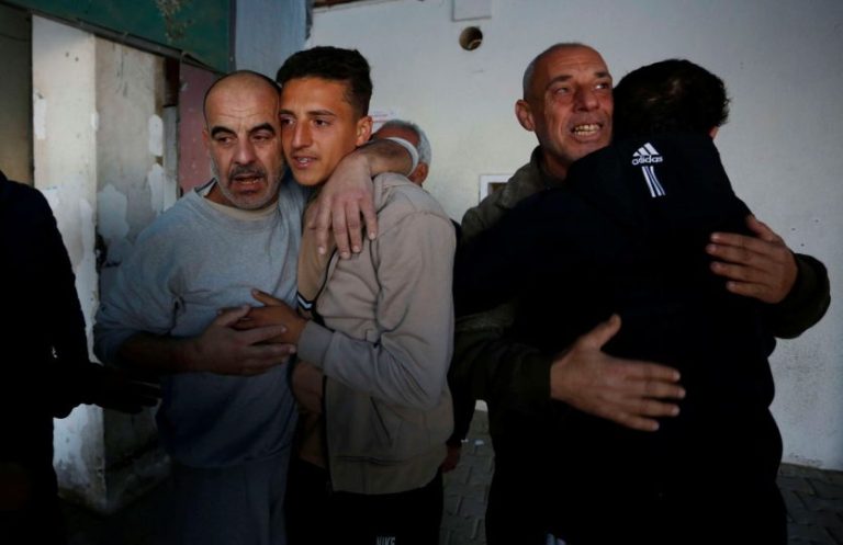 الاحتلال يفرج عن 8 أسرى من غزة اعتقلهم خلال حرب الإبادة (صور)