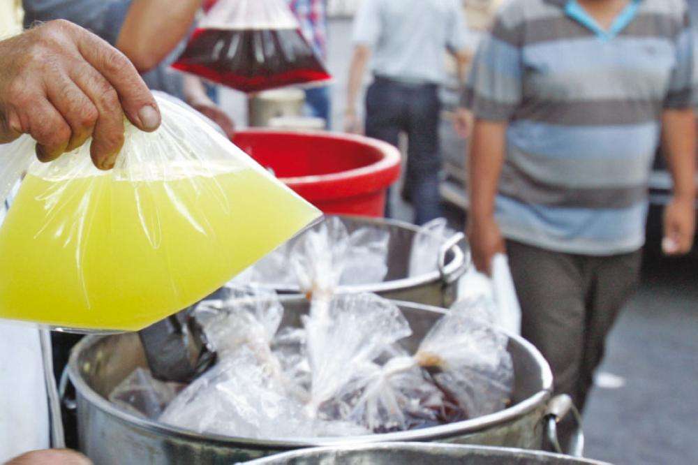 تحرير 2400 إنذار.. وإتلاف 11 ألف لتر عصائر في عمان