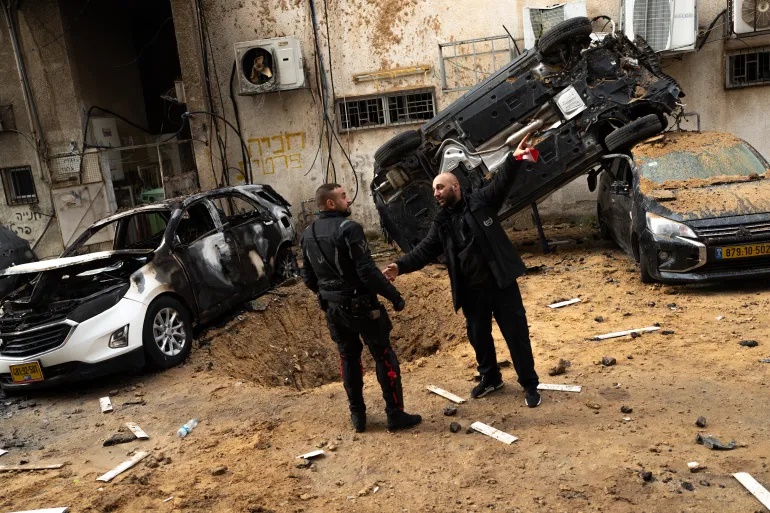 أكبر هجوم متزامن منذ بدء التصعيد.. صواريخ إيران وحزب الله تضرب إسرائيل