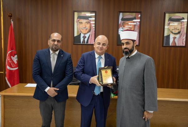 الهاشمية تختتم فعالياتها الرمضانية بتكريم الفائزين بحفظ القرآن الكريم ومقرئ الجامعة