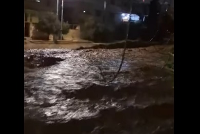 فيضان سيل الزرقاء وارتفاع منسوب المياه في الشوارع.. وتحذيرات للسائقين (فيديو)