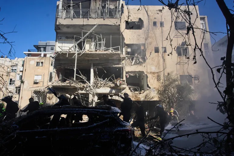 رؤوس متشظية.. إصابات ودمار كبير بتل أبيب وحيفا بفعل الصواريخ الإيرانية