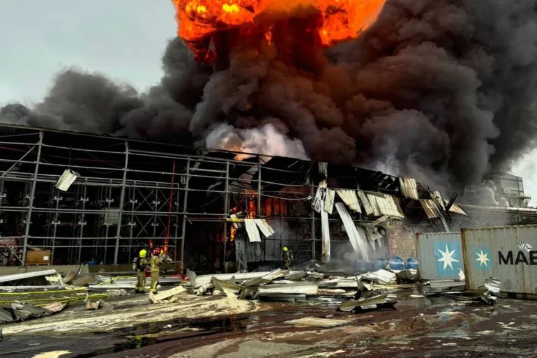 تضرر 100 منزل و31 مصابا.. حصيلة استهداف إيران لمصنع للمواد الخطرة بإسرائيل