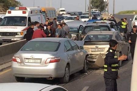 إصابتان بإنقلاب مركبة وتصادم 6 في عمّان