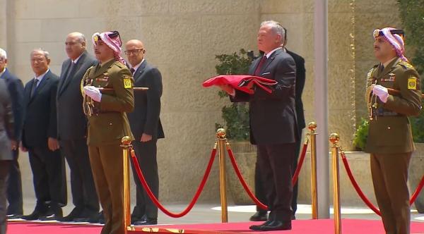 الملك يشهد مراسم رفع العلم بمناسبة اليوم الوطني للعلم الأردني (صور)