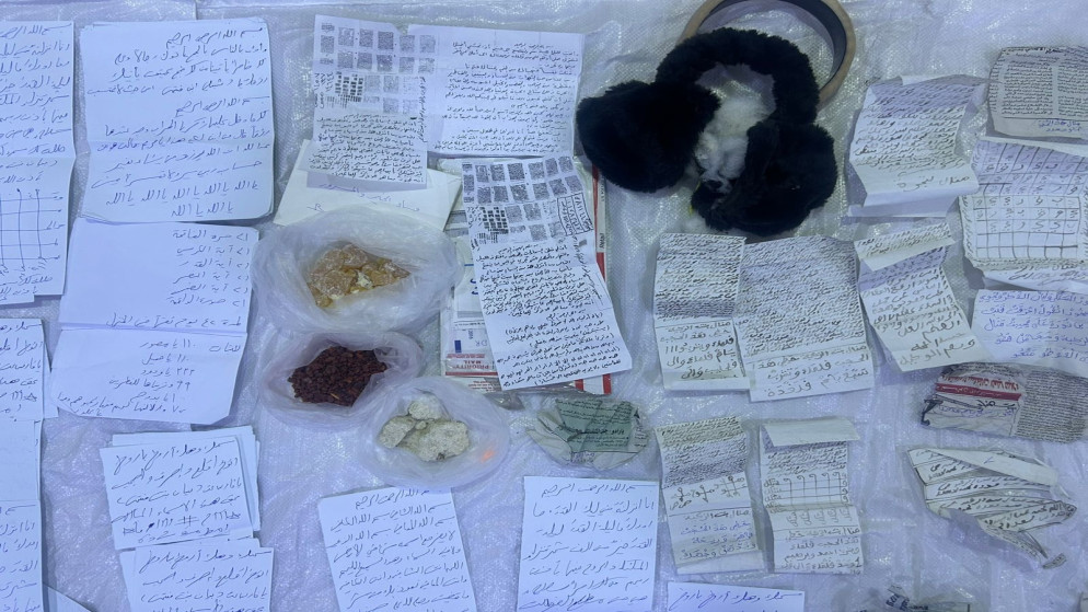 الجمارك الأردنية تُحبط إدخال أعمال شعوذة عبر الطرود البريدية وتتلفها وفق الأصول (صور)