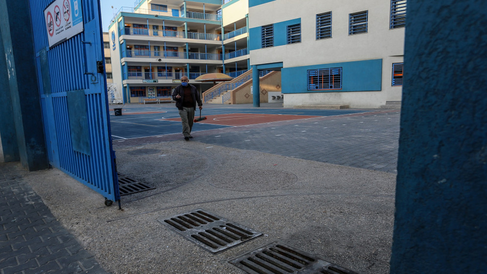 بما فيها الأردن.. الأونروا تخفّض ساعات تقديم الخدمات ودوام الطلبة 20 بمناطقها وتناشد المانحين